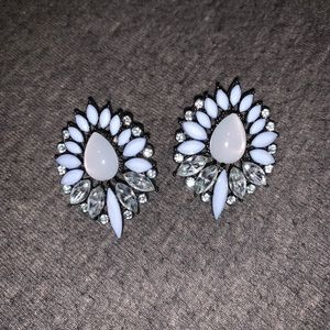 Gorgeous baby blue/periwinkle earrings.